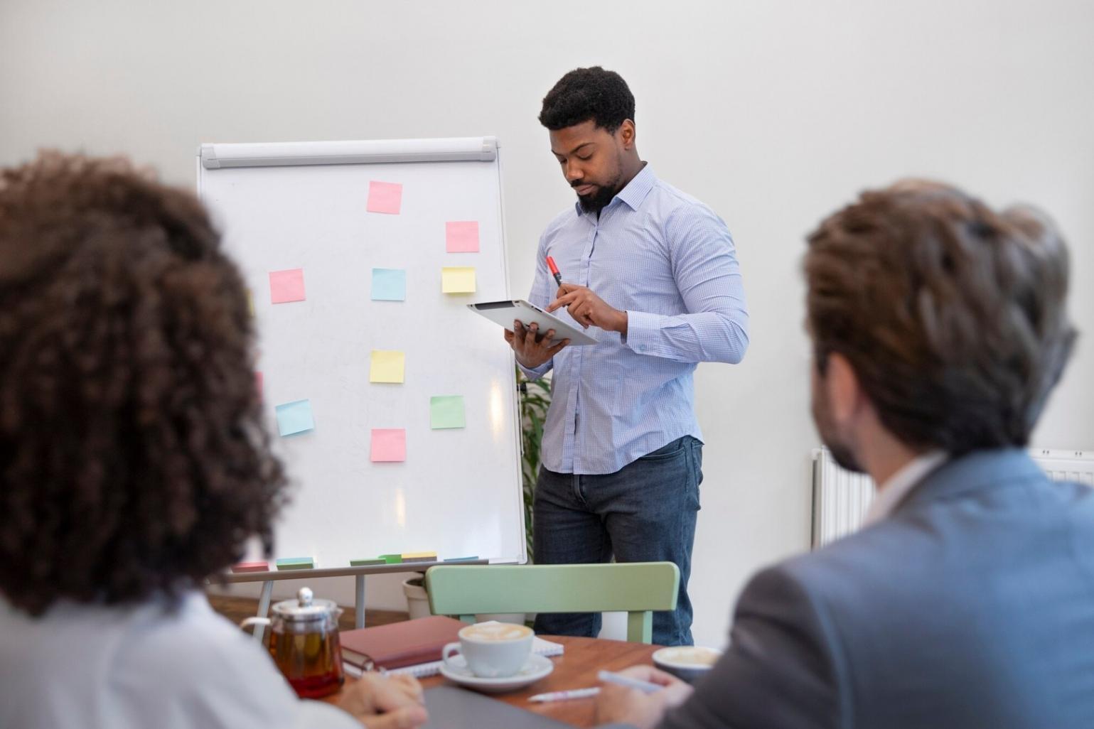 Διεθνής φοιτητής που εργάζεται με οικονομικά έγγραφα