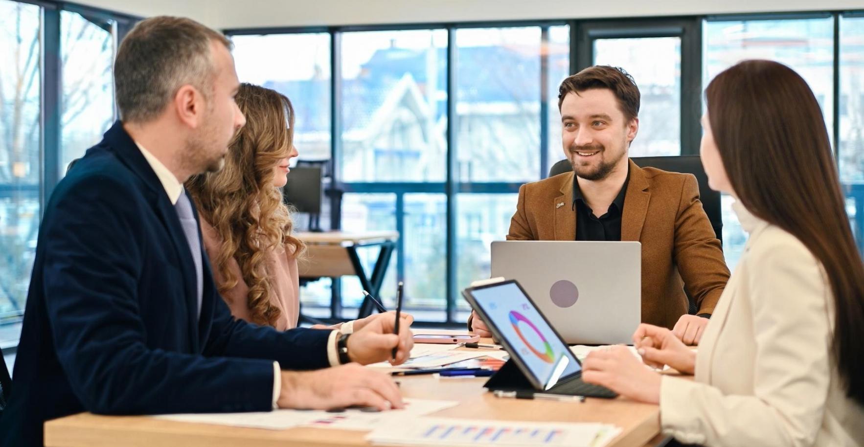 Επαγγελματίες σε συνεδρίαση συνεργασίας για χρηματοοικονομική εκπαίδευση